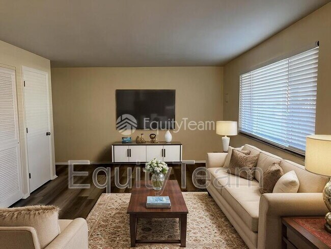 Foto del edificio - 1015 E Pearl St