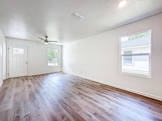 Foto del edificio - 2025 NEW Built 3 BR 2 BA homew convenient ...