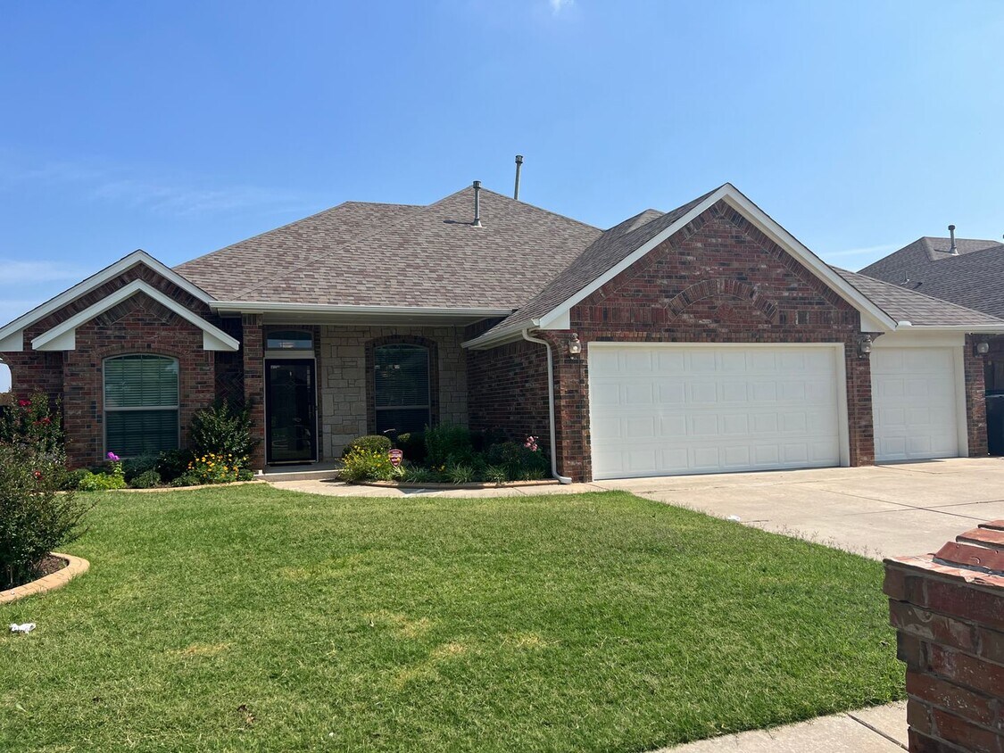 Primary Photo - Great Location in Yukon! Huge open floor p...