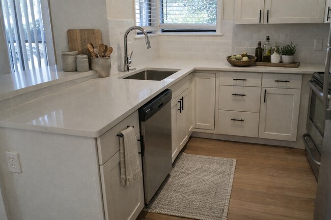 Foto del edificio - Beautiful 1/1 Wood Floor Condo for rent with Serene trees view from your screened balcony.