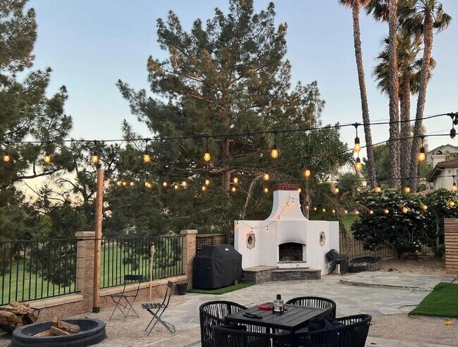 Building Photo - Comfort And Elegance In This 4 Bed/3 Bath ...