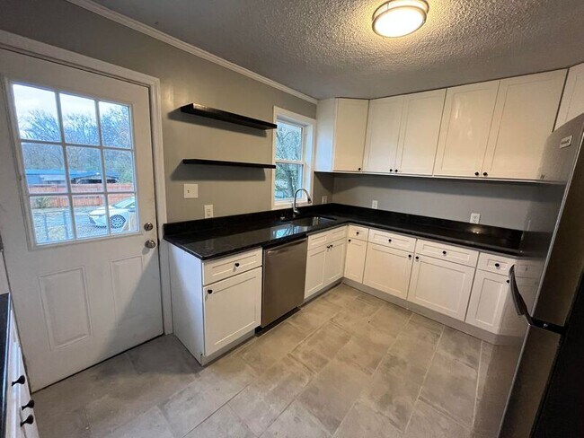 Building Photo - 3217 Plaza Cir