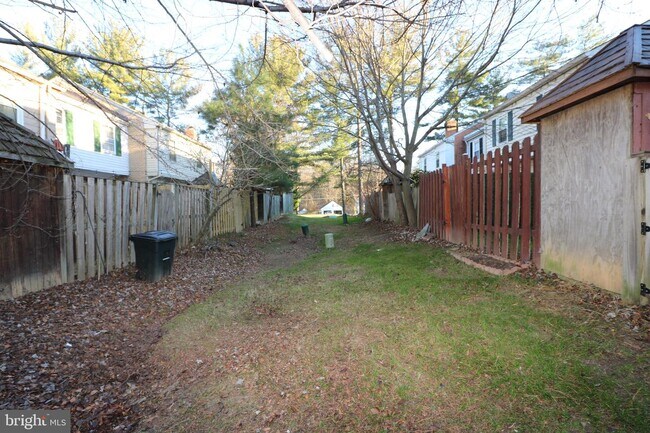 Building Photo - 10 Irish Ct