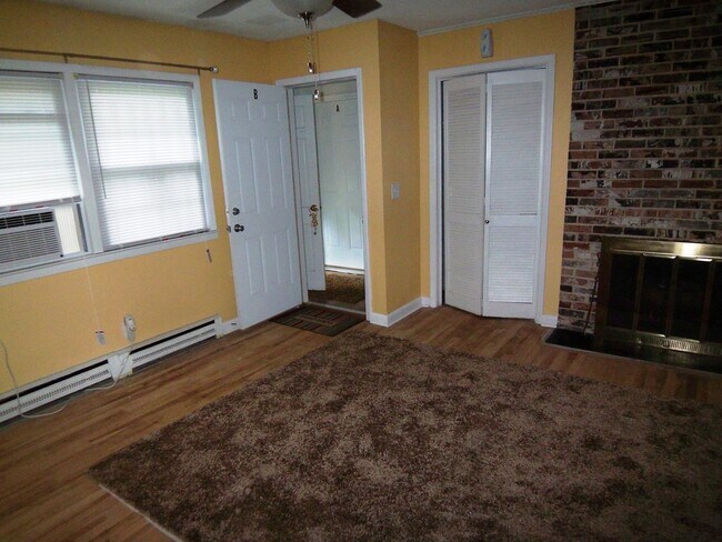 Building Photo - Charming Duplex in Mount Airy!