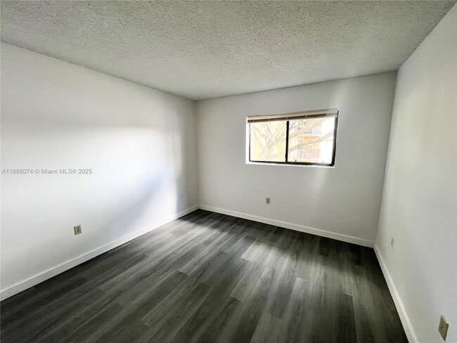 Building Photo - 350 Palm Cir W