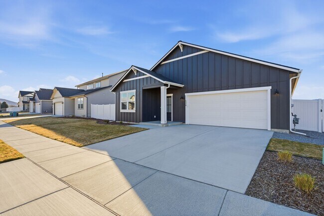 Foto del edificio - Beautiful 3 Bedroom Home with Open Living Space, Large Pantry & 2-Car Garage