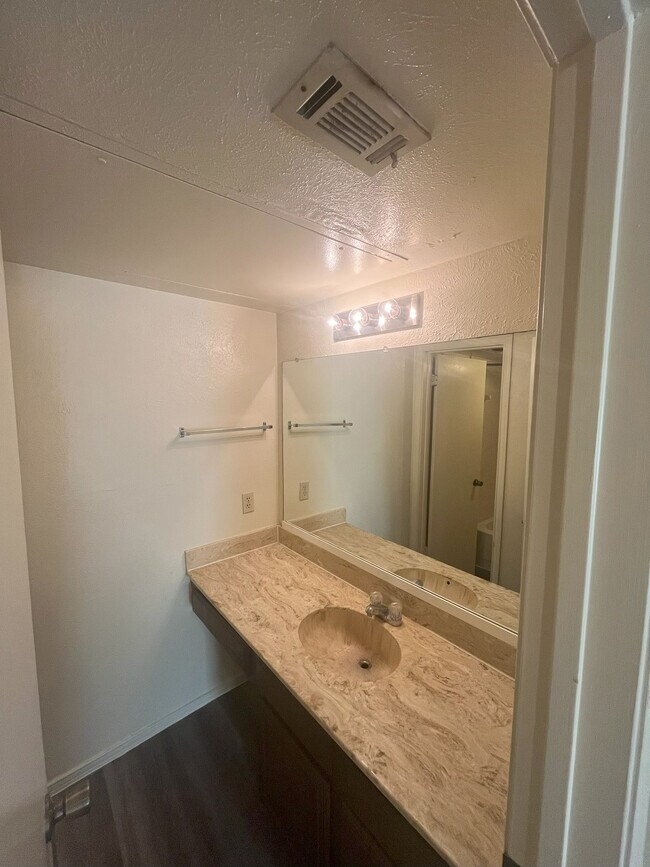 Vista de vanidad - 2227 Madison Dr