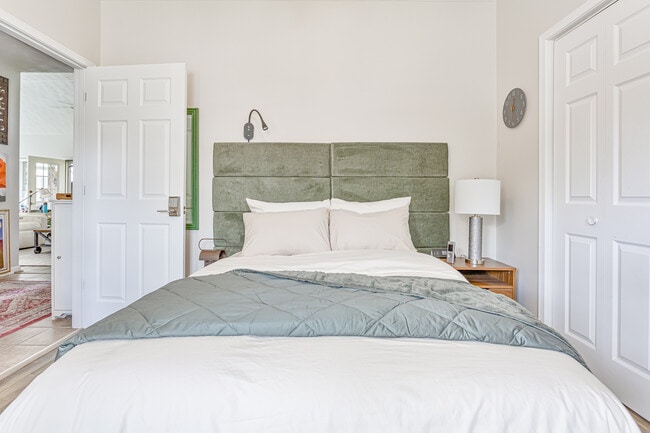 Private bedroom - 111 Havenwood Way