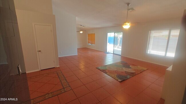 Foto del edificio - 7601 W Beryl Ave