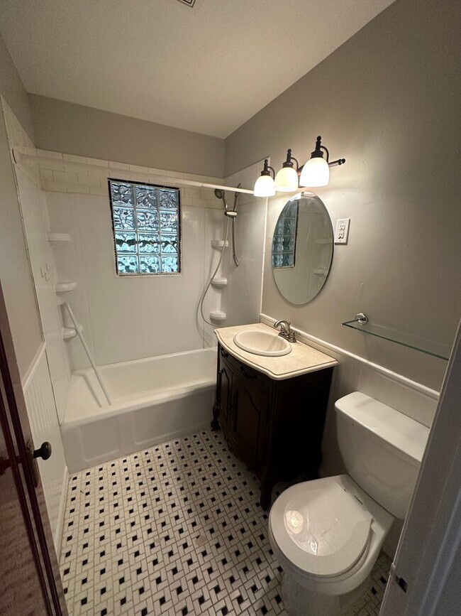 Building Photo - $300 OFF FIRST MONTHS RENT WITH A MOVE IN ...