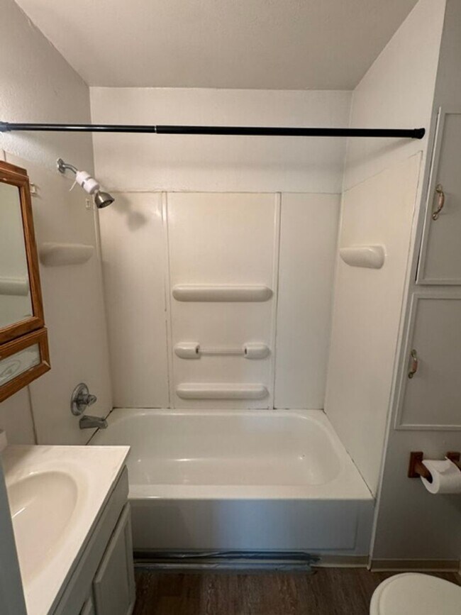 Foto del edificio - SINGLE FAMILY HOME WITH BONUS ROOM OFF THE DETACHED GARAGE- GARDNERS DREAM