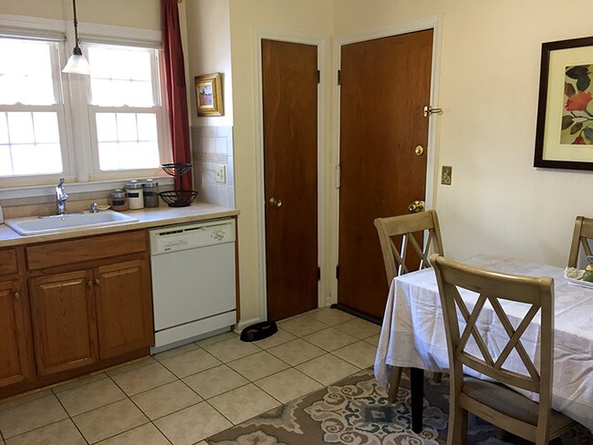 Building Photo - 5 Tunxis Pl