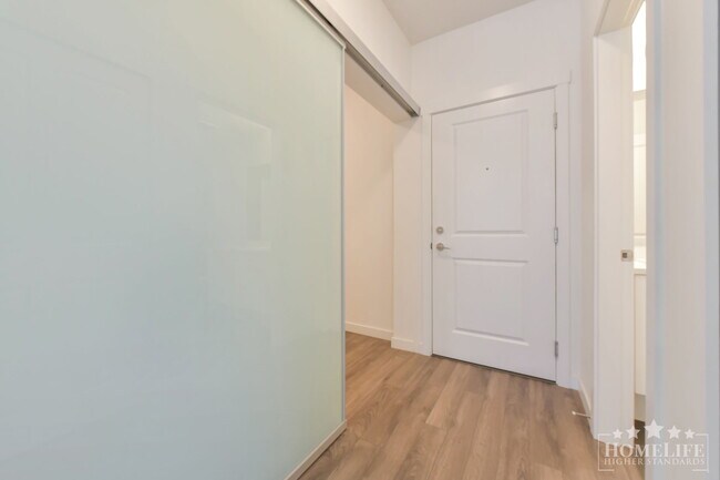 Building Photo - Modern 1 Bedroom Condo with Den at Fleetwood Village Two — Well-Kept Building with Excellent Amen...