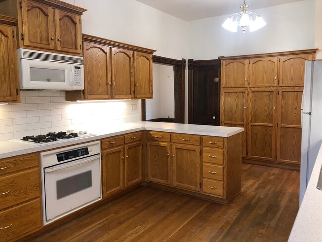 Building Photo - 806 S Lake St