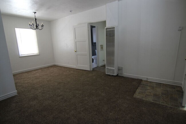 Building Photo - 2 Bedroom, 1 Bath Home