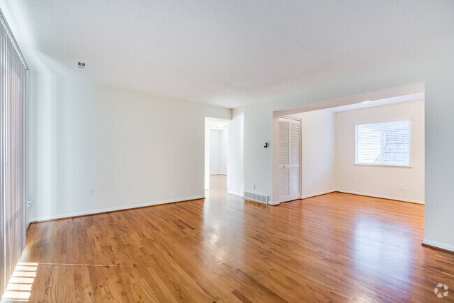Building Photo - 4012 Oak St