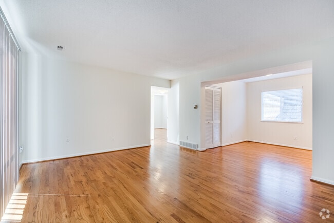 Building Photo - 4012 Oak St
