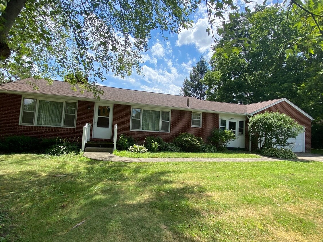 5920 Island Dr NW, Canton, OH 44718 House Rental in Canton, OH