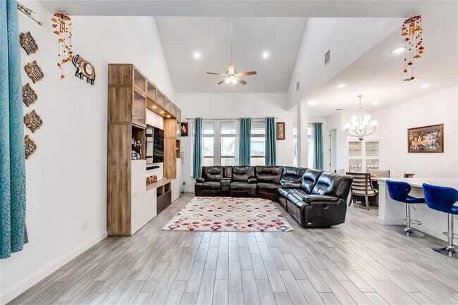 Foto del edificio - 833 Whitetail Dr