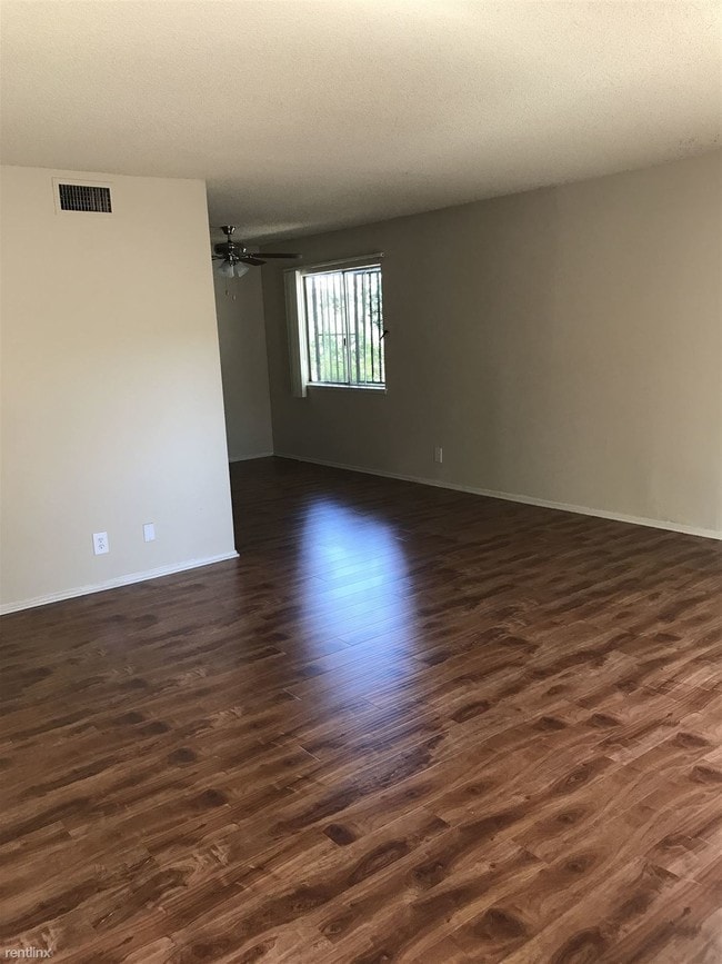 2011 S La Salle Ave, Los Angeles, CA 90018 Room for Rent in Los