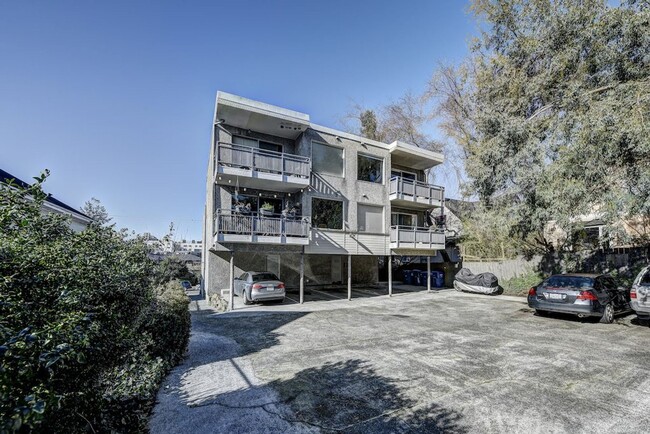 Building Photo - Charming 1-Bedroom in Capitol Hill – Flexi...