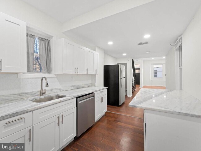 Building Photo - 2443 Nicholas St