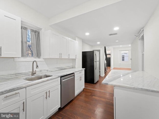 Foto del edificio - 2443 Nicholas St