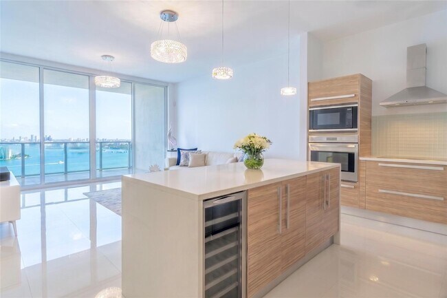 Foto del edificio - 2020 N Bayshore Dr
