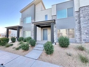Building Photo - 648 W Vermillion Wind Ln