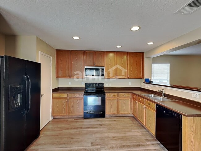 Building Photo - 16131 Branching Oaks