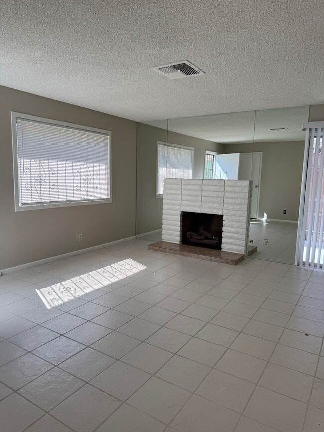 Building Photo - 3619 Villa Knolls E Dr