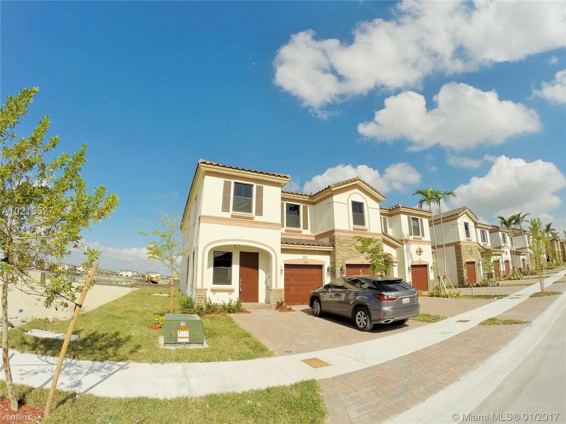 3 br, 3 bath - 10575 W 33rd Way AQUABELLA - 3 br, 3 bath  - 10575 W 33rd Way AQUABELLA