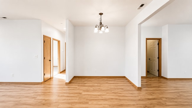 Building Photo - Pet friendly 3 bedroom home availanle June 1st!