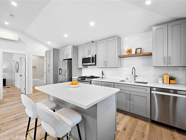Foto del edificio - 5518 Simpson Ave