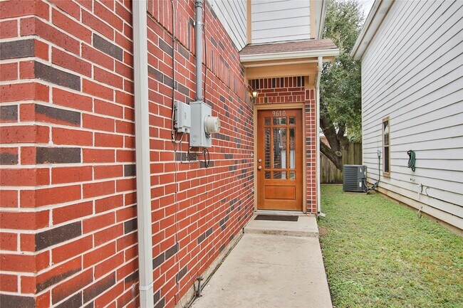 Foto del edificio - 9610 Elmview Pl