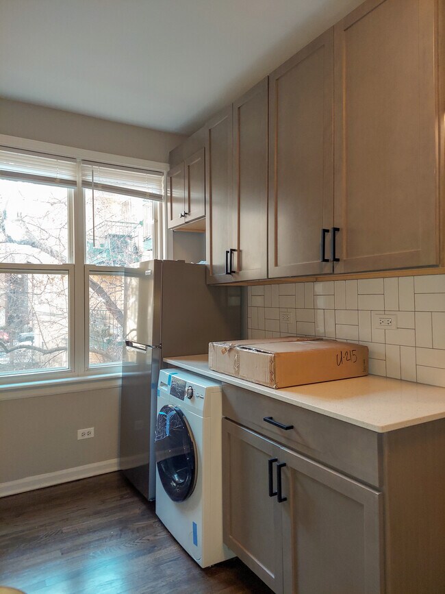 Building Photo - 912 W Dakin St