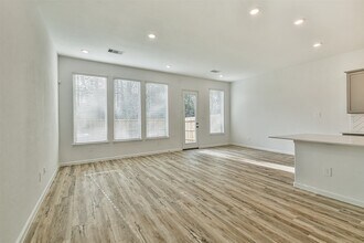 Building Photo - 678 Royal Arch Dr