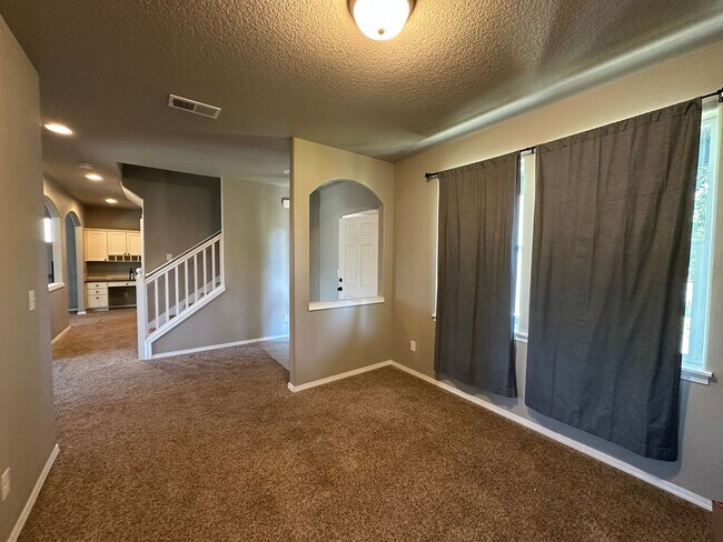 Foto del edificio - Newer Home In Northeast Albany! Nearly 2500 sq ft, 3 Bedrooms with 3 Baths