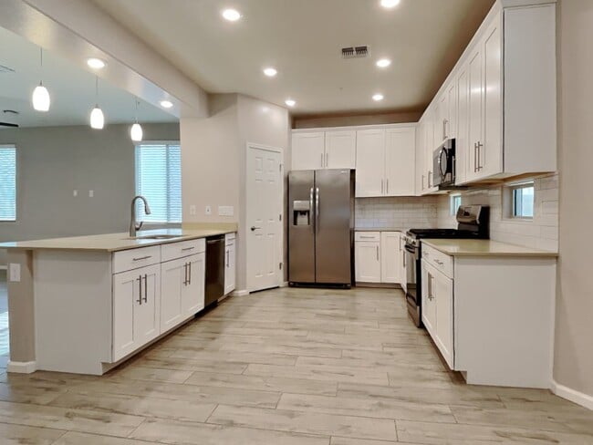Building Photo - 21266 W Wilshire Dr