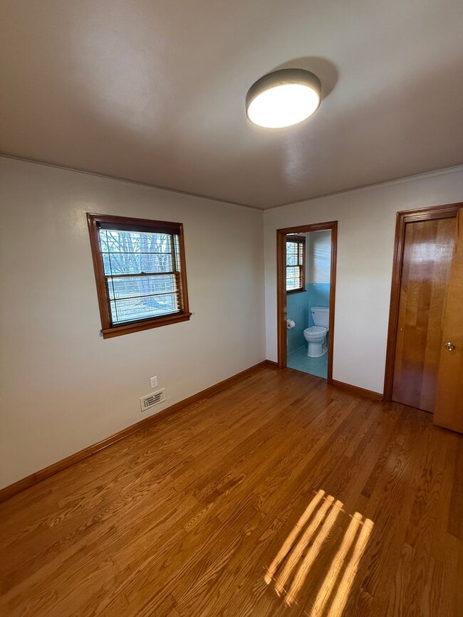 Foto del edificio - 3 Bed/1/5 Bath House with Carport  *Lawncare included in rent*