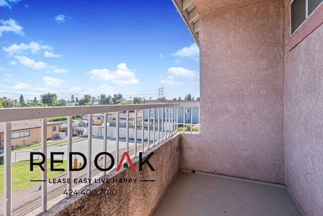 Building Photo - ~1 Month FREE~ Stunning Top Floor Two Bedr...