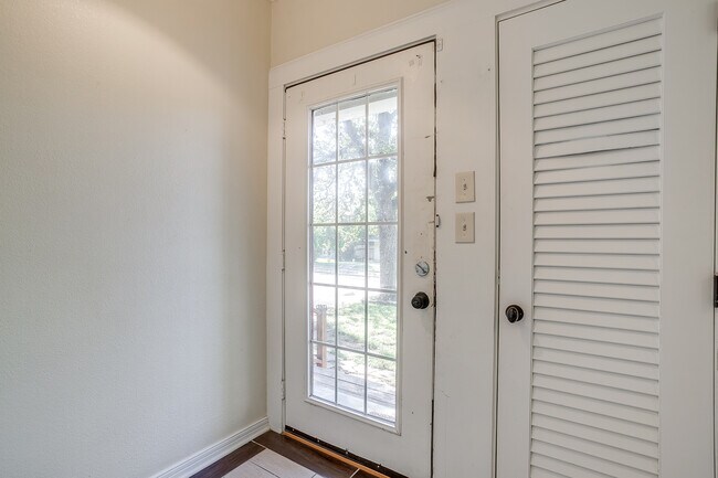 Foto del edificio - 3211 Montague St