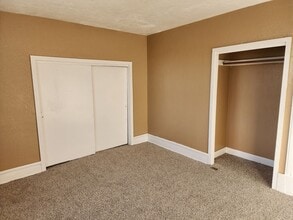 Building Photo - 933 S Greenlawn Ave