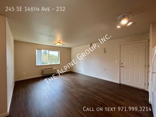 Building Photo - Third Floor Unit, Washer/Dryer Included!