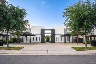 Building Photo - 809 E la Cantera Ave