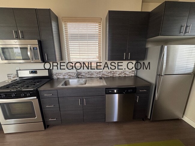 Building Photo - One bedroom stand alone house in Cal Young...