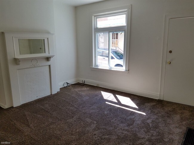 Building Photo - 2 br, 1 bath Townhome - 8 Edith Place