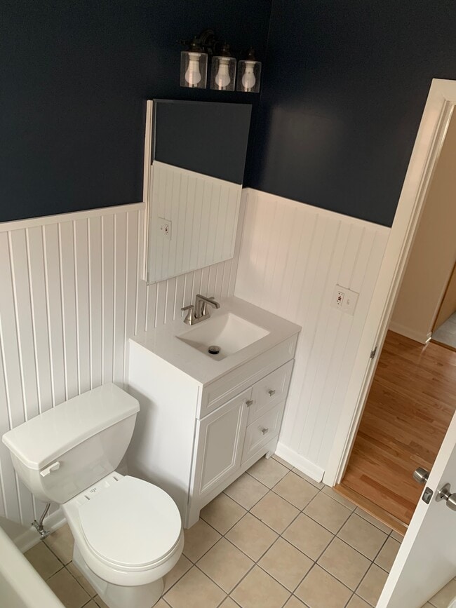 full bath - 1641 Linden St