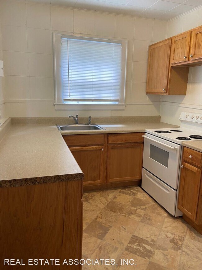 Building Photo - 3 br, 1 bath House - 4 Colony Court
