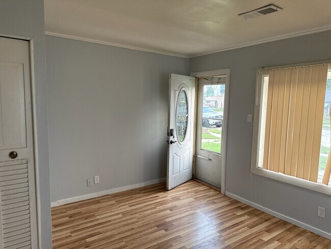 Foto del edificio - 4521 Victory Ave